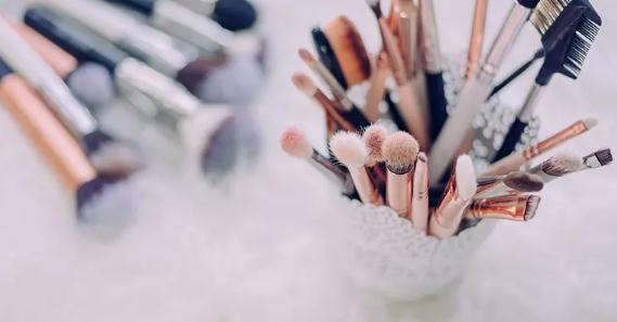 从奢侈品到1688，，小红书上的降级消费观