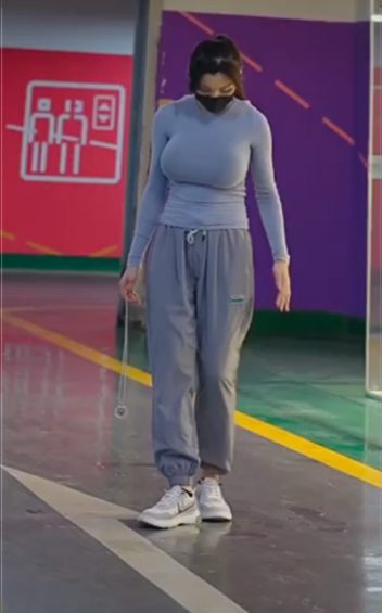 大胸美女卖“男装”,短视频免费引流的套路到底有多野? 98 大胸美女卖“男装”,短视频免费引流的套路到底有多野?